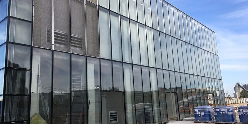 Un filme de privacidad como revestimiento del edificio
