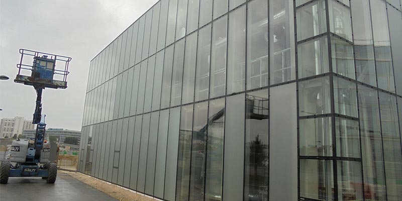 Un filme de privacidad como revestimiento del edificio